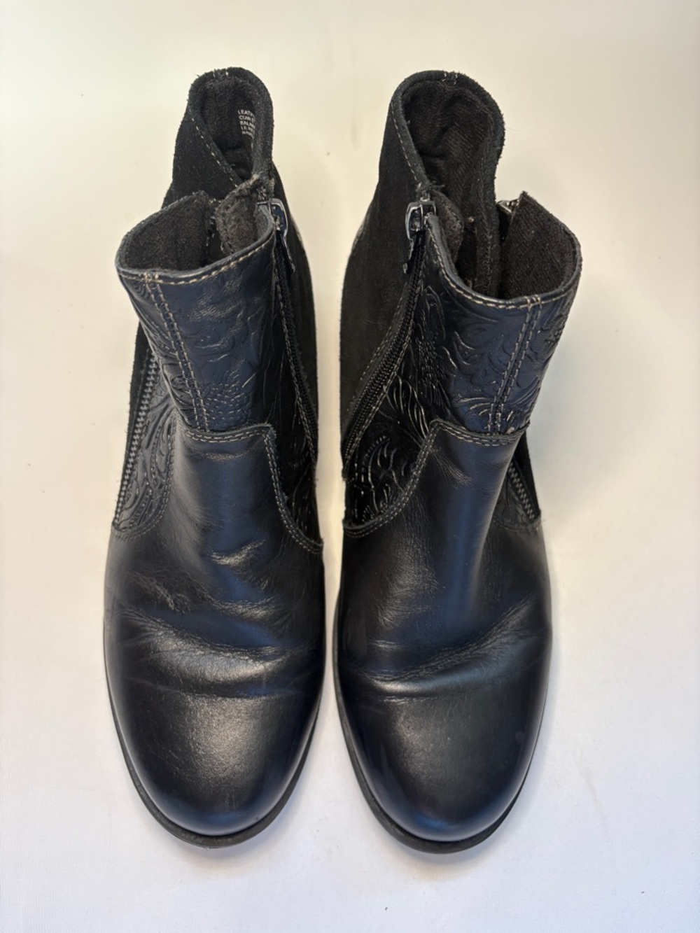 the Earth Origins Navigate Noah Leather & Suede Embossed Ankle Booties Size 9.5 - Picture 3 of 11